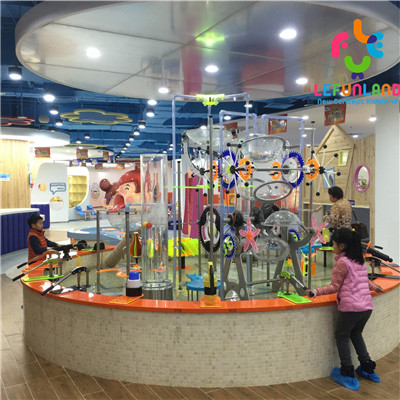 Lefunland indoor water play system with interactive sprayers and splash zone for commercial FEC
